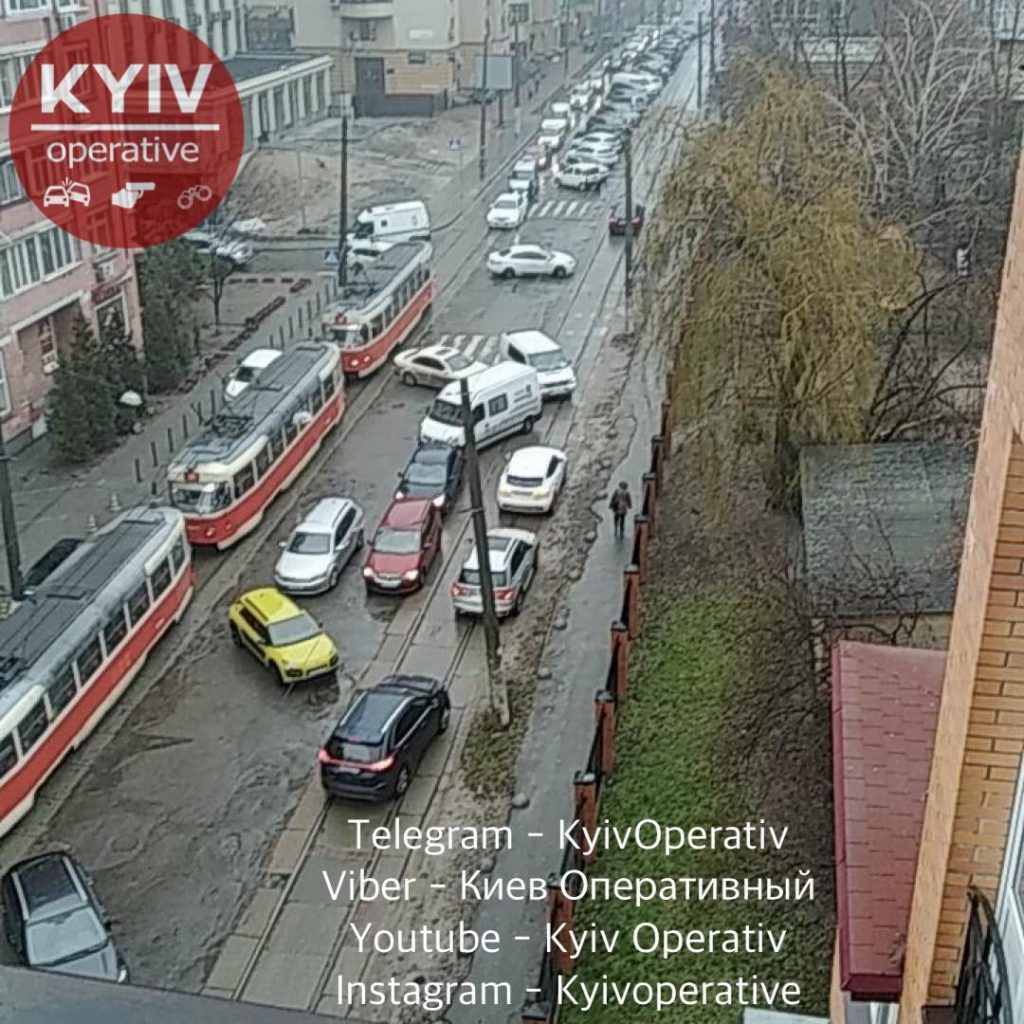 В Киеве легковушка заблокировала движение трамваев