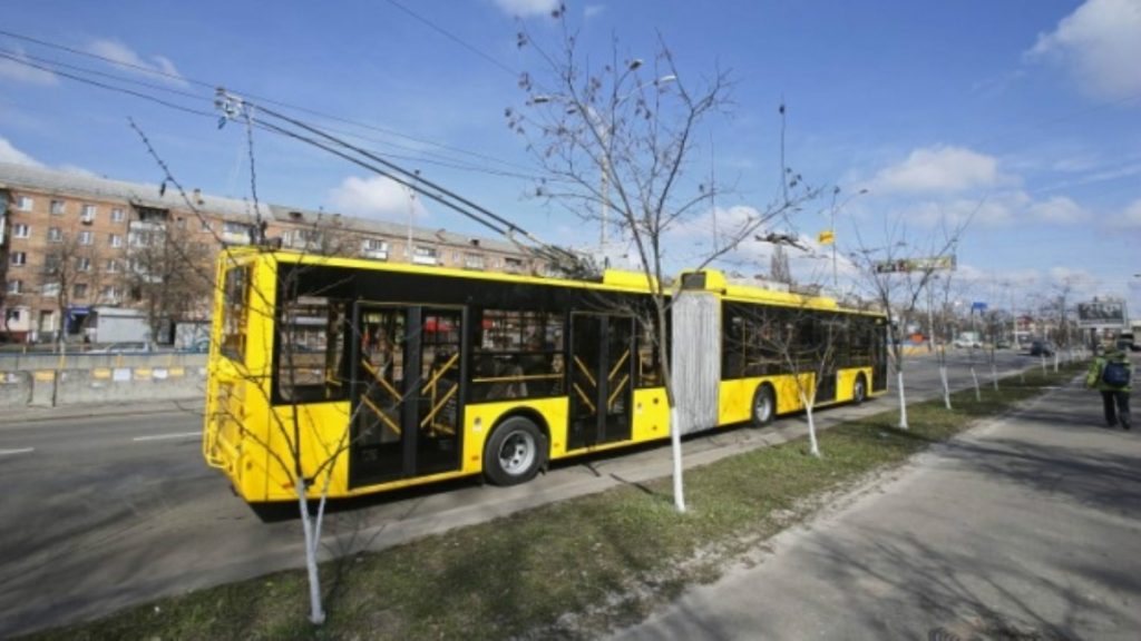 На Соломенке в Киеве пассажиры толкали троллейбус