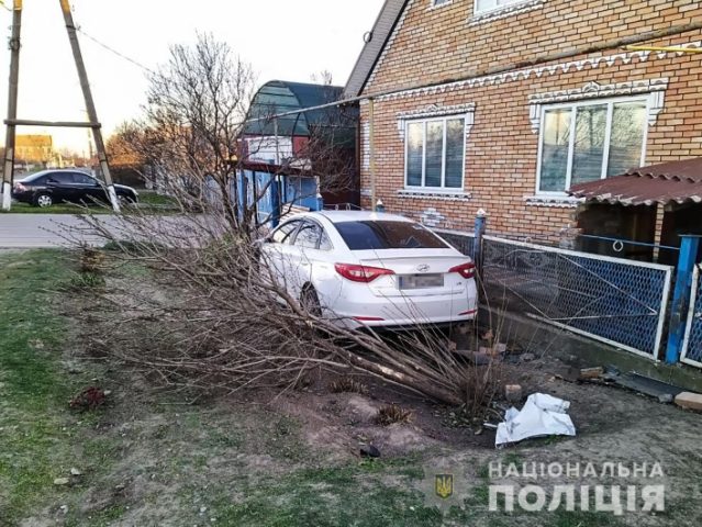 В Запорожской области пьяный мужчина угнал авто и врезался в забор 