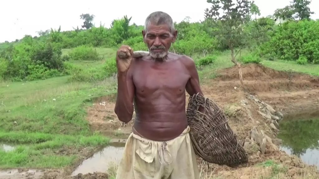 Чтобы дать воду односельчанам индиец 30 лет рыл проход к источнику