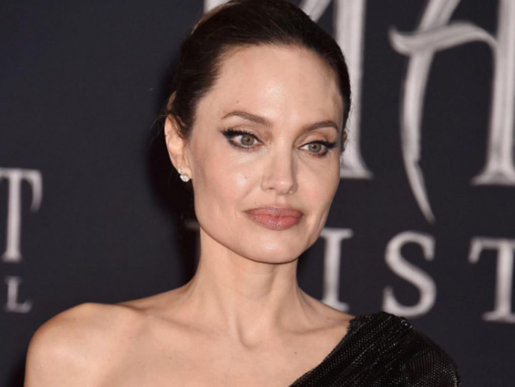 Анджелина Джоли взбудоражила Сеть игривым снимком