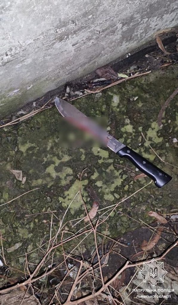 Во Львове подросток бегал по улице и резал себя ножом