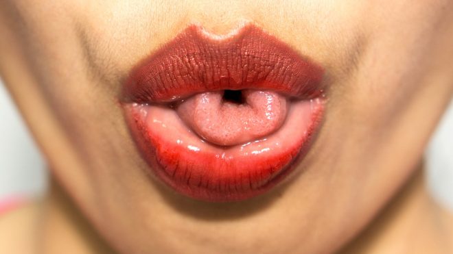 Врачи назвали красный язык симптомом опасной болезни