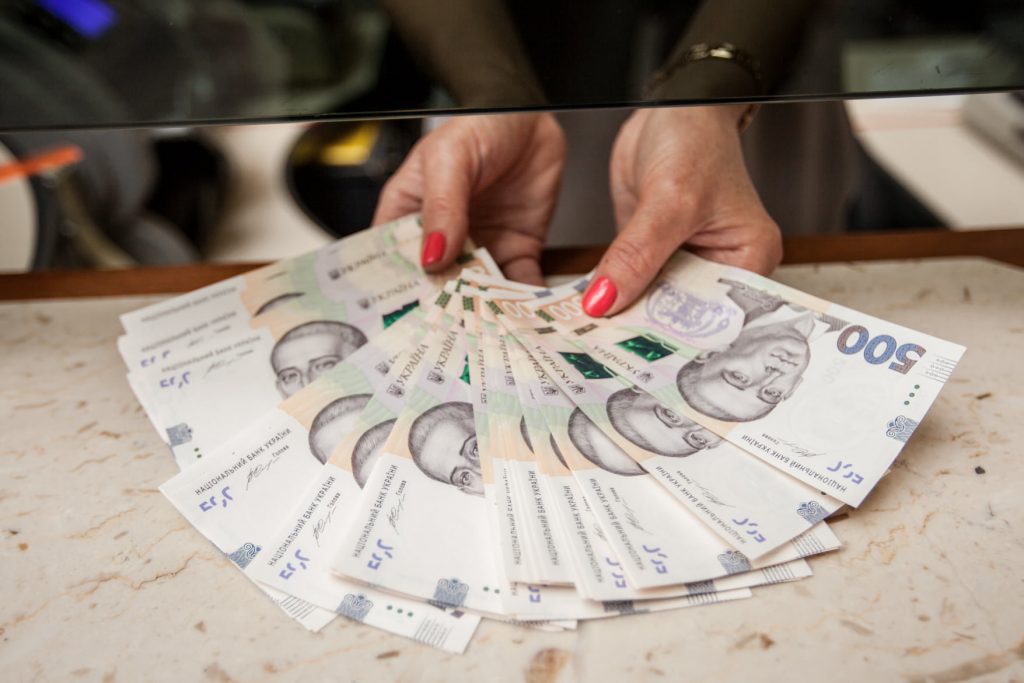 В Украине повысили зарплаты чиновникам