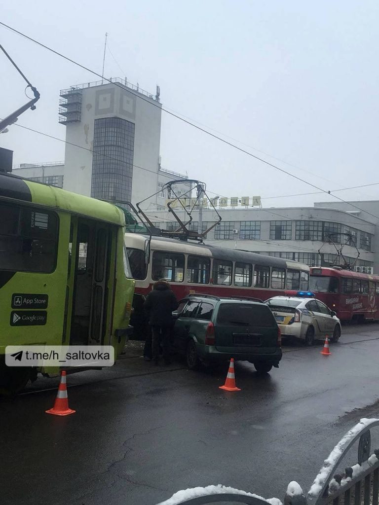 В Харькове ДТП: столкнулись трамвай и легковушка
