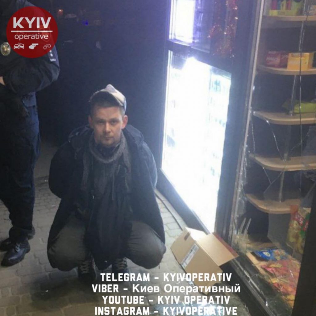 На Виноградаре в Киеве вор разбил витрину магазина