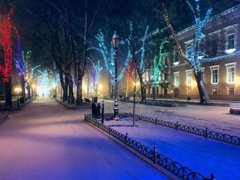 Одессу накрыло мощным снегопадом