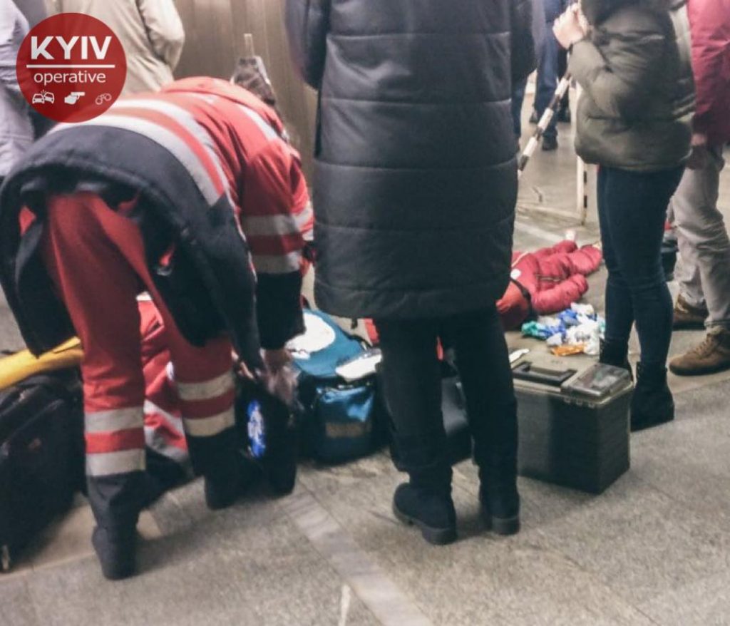 В столичной подземке пассажир рухнул на рельсы