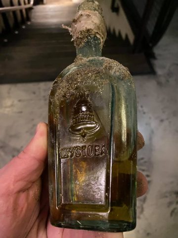 В Одессе нашли старинную бутылку коньяка 100-летней выдержки
