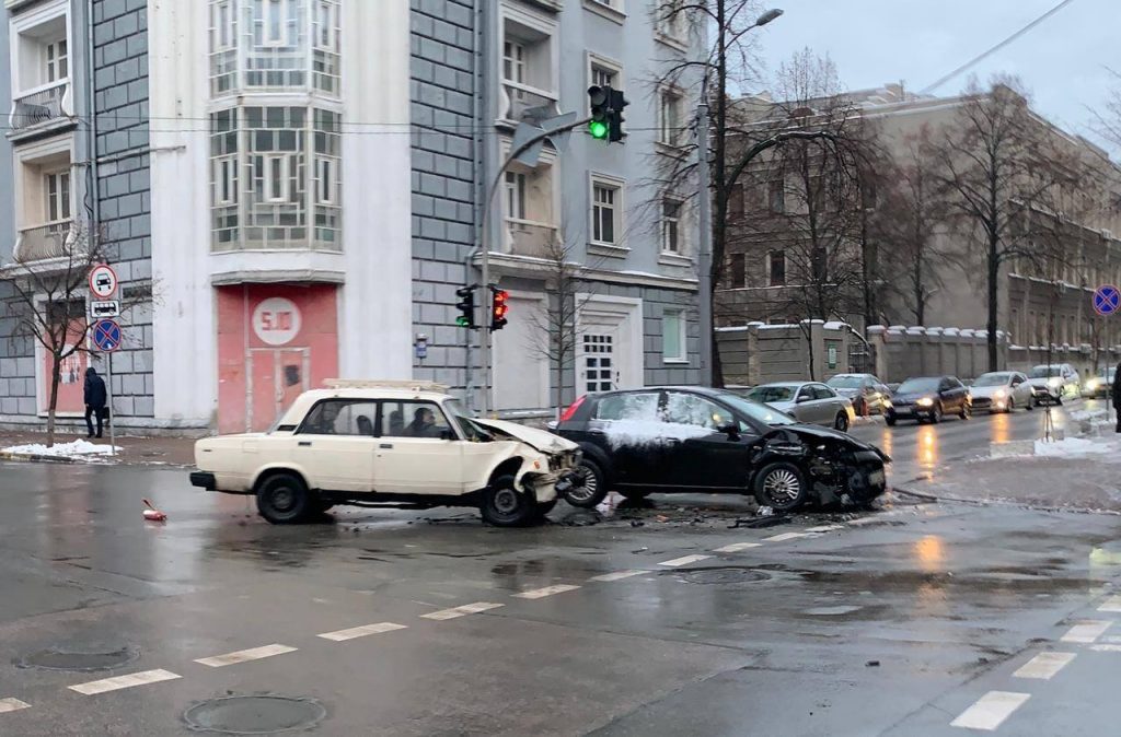На Липках в Киеве столкнулись Fiat и «ВАЗ»