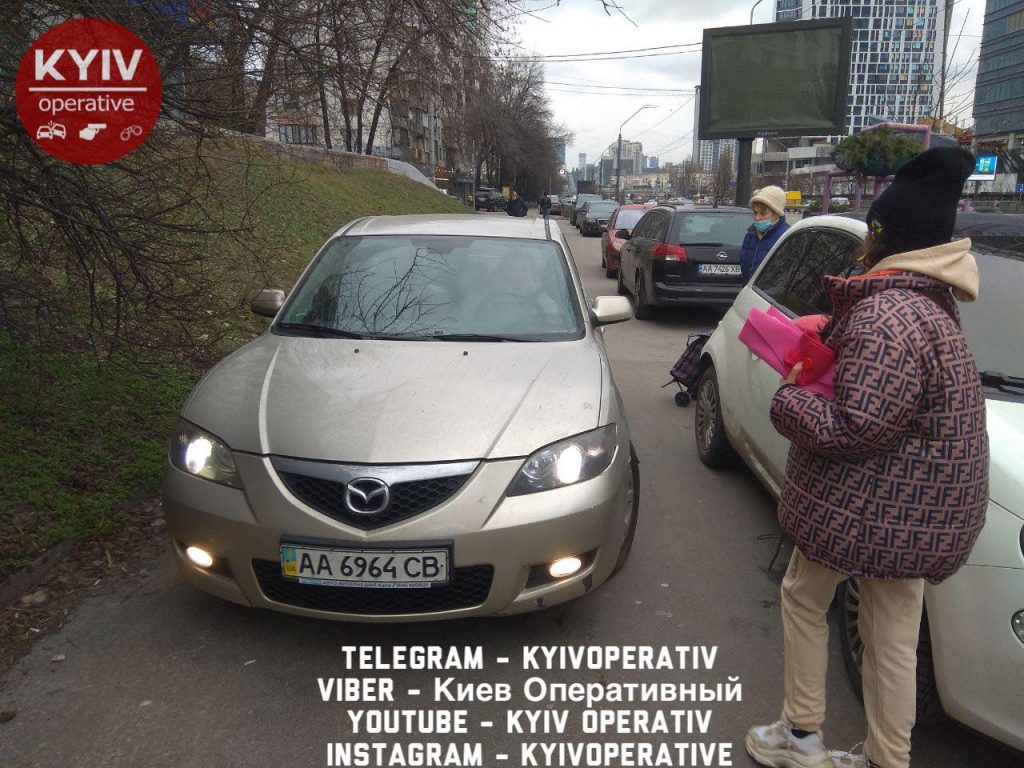 Плевать на пешеходов: в Киеве водитель Mazda «перепутал» тротуар с проспектом