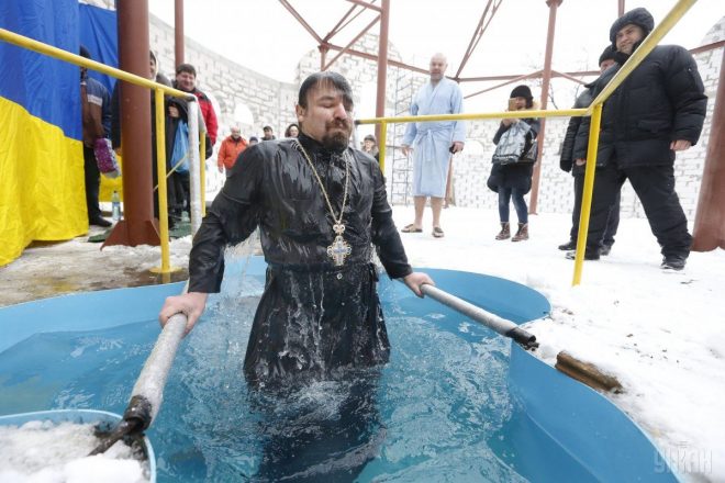 Врач рассказал об опасности купания на Крещение
