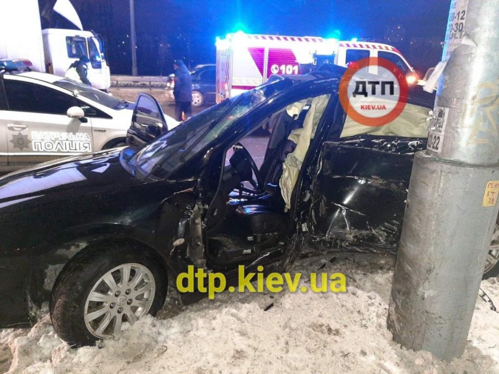 Серьезное ДТП в Киеве: на проспекте разбилась Mitsubishi