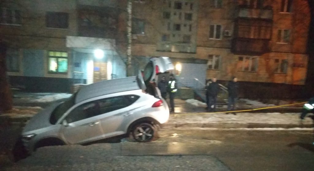 Харьковские спасатели вытащили машину из-под земли