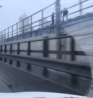 На мосту Метро в Киеве заметили группу зацеперов