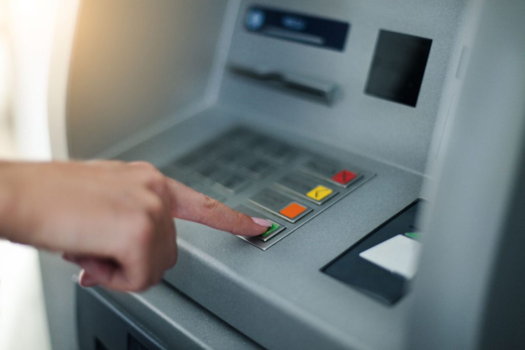 Мошенница возле банкомата отобрала деньги у пенсионерки