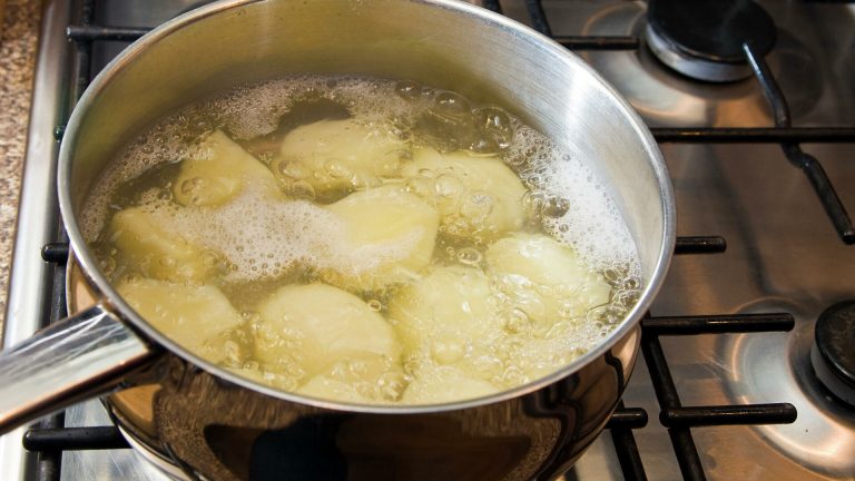 Медики назвали ошибки при варке картофеля