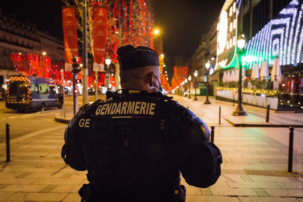 В новогоднюю ночь почти 7 тысяч французов  заплатили штраф за нарушение карантина в стране