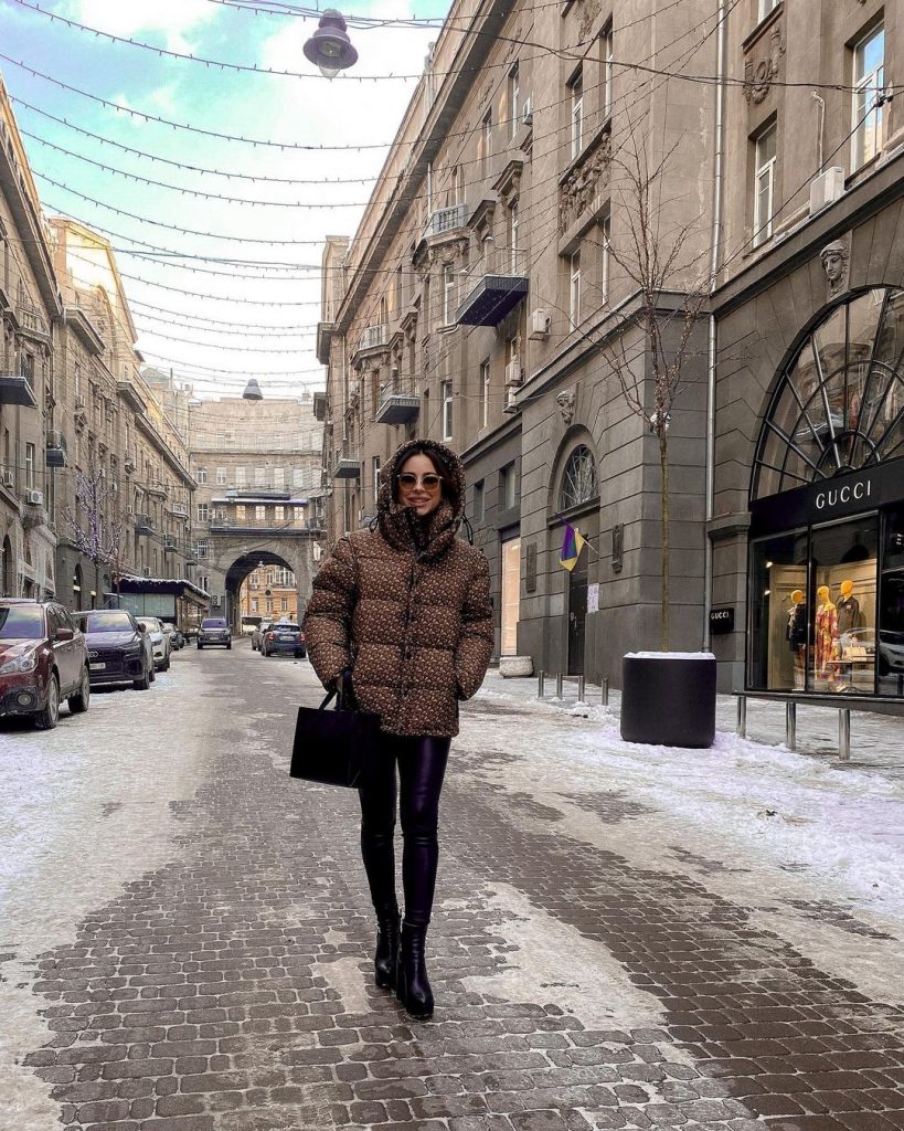 Ани Лорак прогулялась по киевскому Пассажу