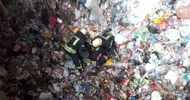 В Киеве мужчина провалился в бункер с мусором