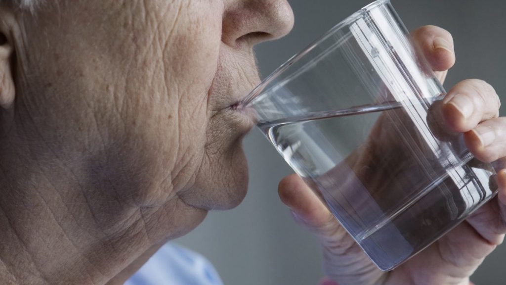 Диетологи назвали «дозу» воды для долголетия
