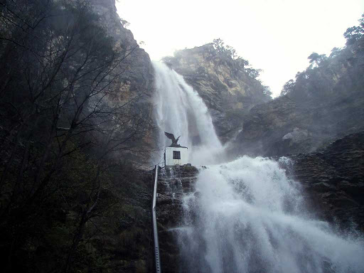 В Крыму обледенел самый высокий водопад