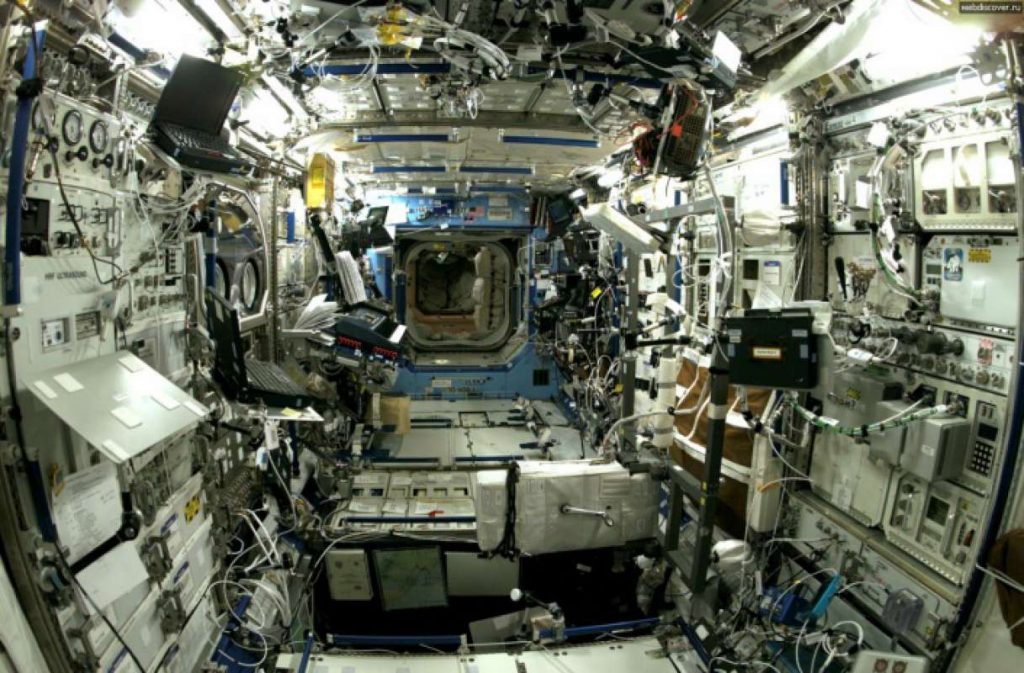 Американские астронавты накормили россиян на борту МКС