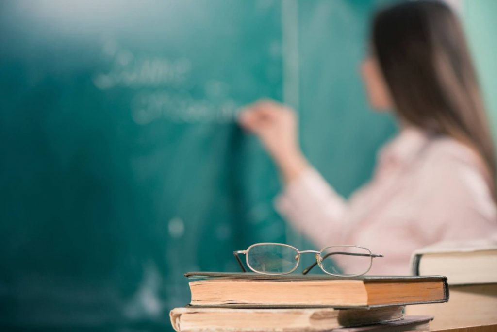 Зарплаты учителей вырастут на 20% в январе – Шмыгаль