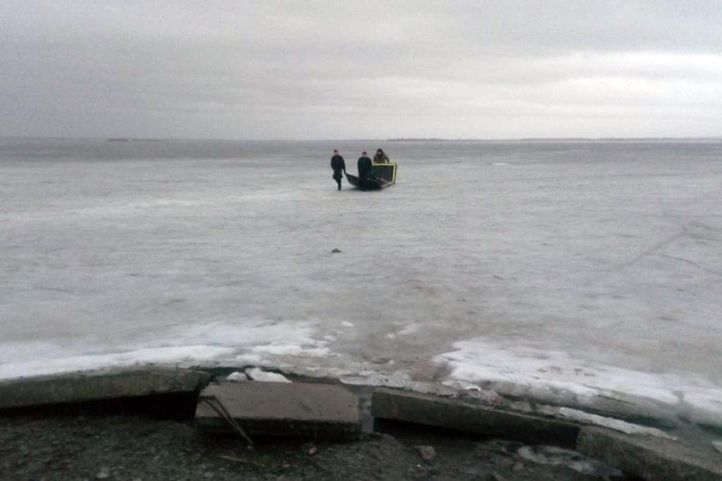 Под Днепром водолазы вытащили из-под льда труп рыбака