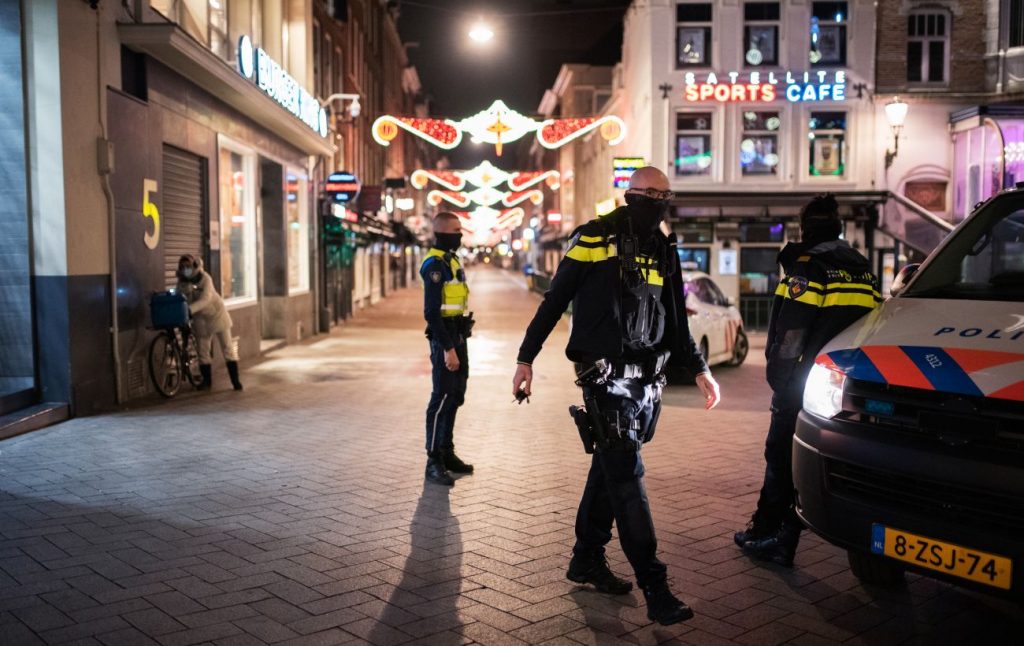 В Нидерландах протестующие подожгли центр тестирования на COVID-19