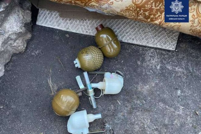 В Киевской области возле дома мужчина нашел гранаты