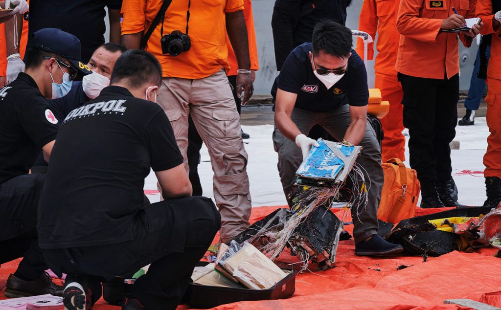 Спасатели обнаружили «черные ящики» с индонезийского Boeing