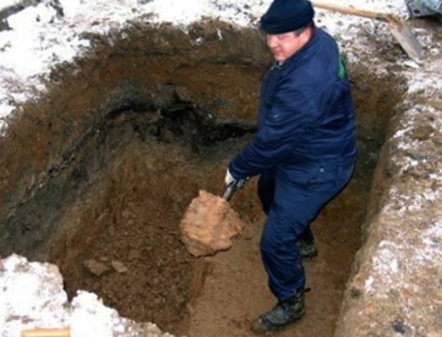 В Запорожской области мужчину засыпало землей во время работы