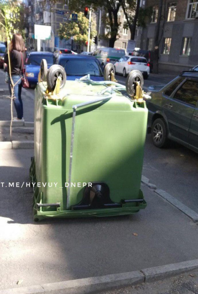 В Днепре неадекват оседлал мусорные баки на проезжей части
