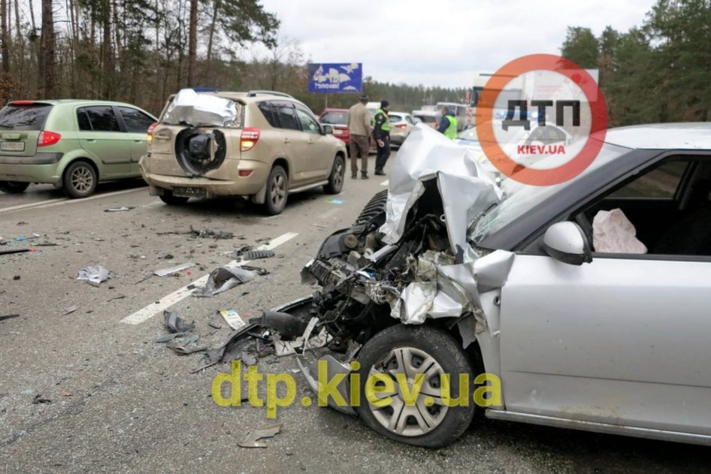 В двойном ДТП под Киевом серьезно пострадал водитель Peugeot