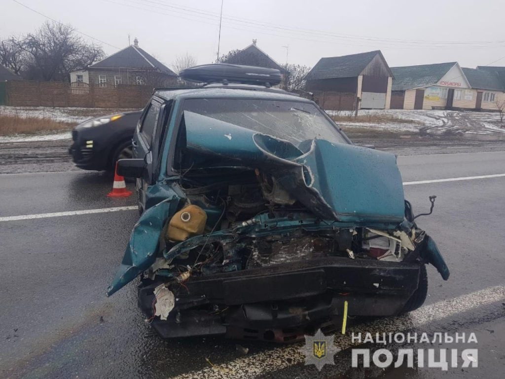 ДТП на Харьковщине: пострадали два водителя, машины разбиты всмятку