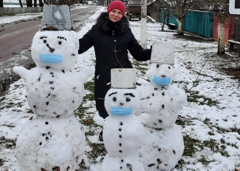 В Житомирской области слепили забавных «коронавирусных» снеговиков
