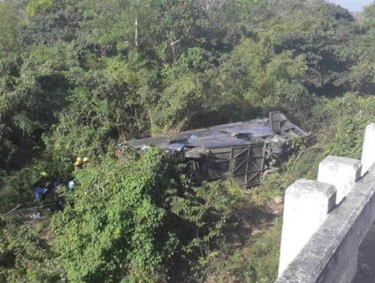 На Кубе в ущелье рухнул автобус с учителями, есть жертвы