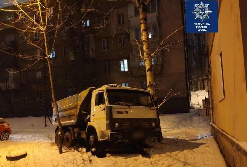 В Киеве пьяный водитель КамАЗа застрял в снегу