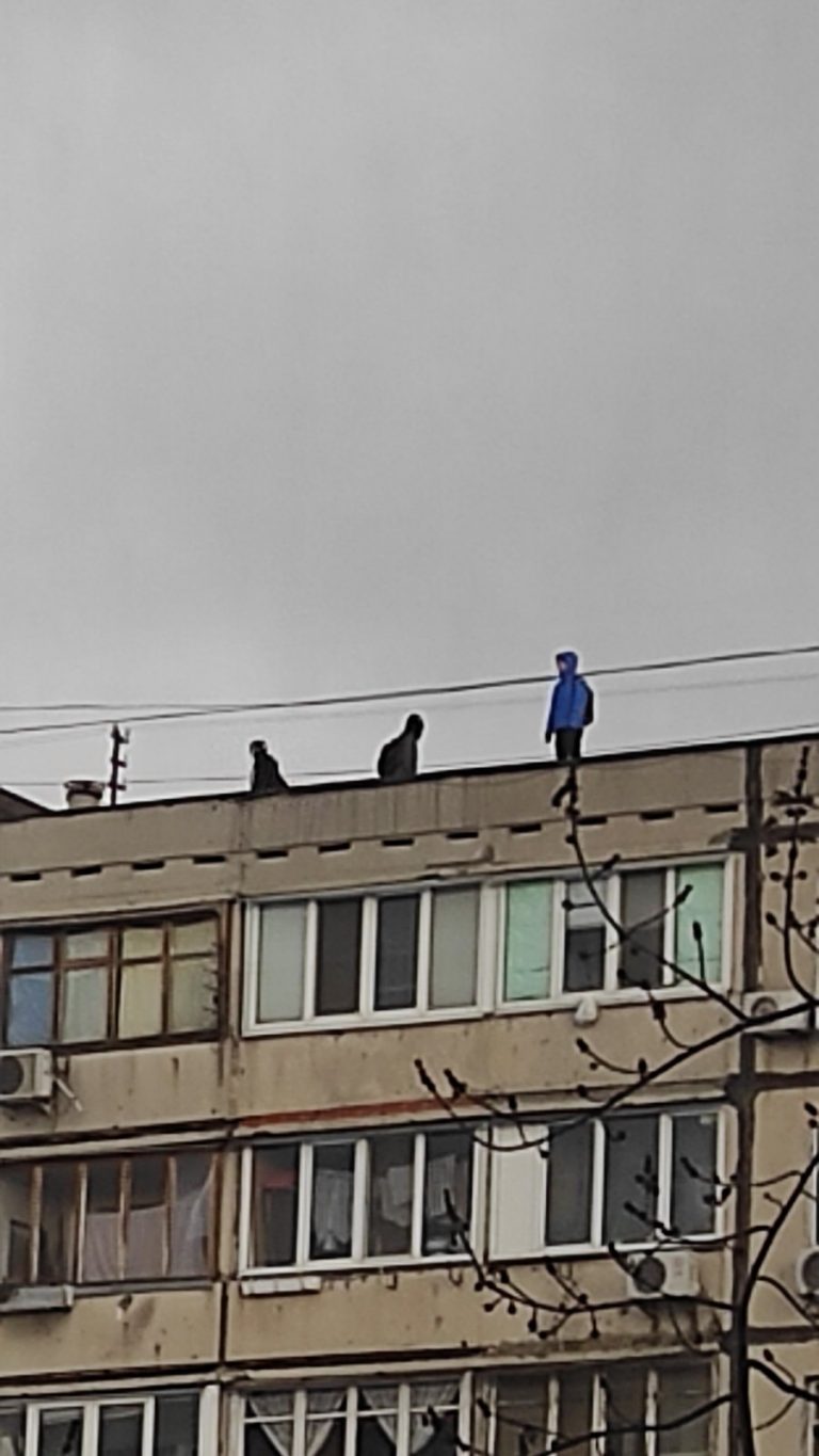 На Лесном массиве в Киеве дети устроили опасные игры на крыше