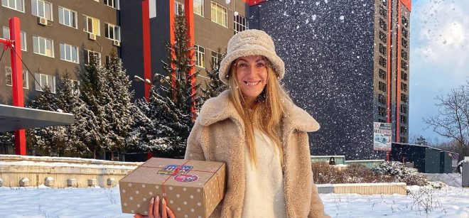 Леся Никитюк веселилась в модной зимней панамке