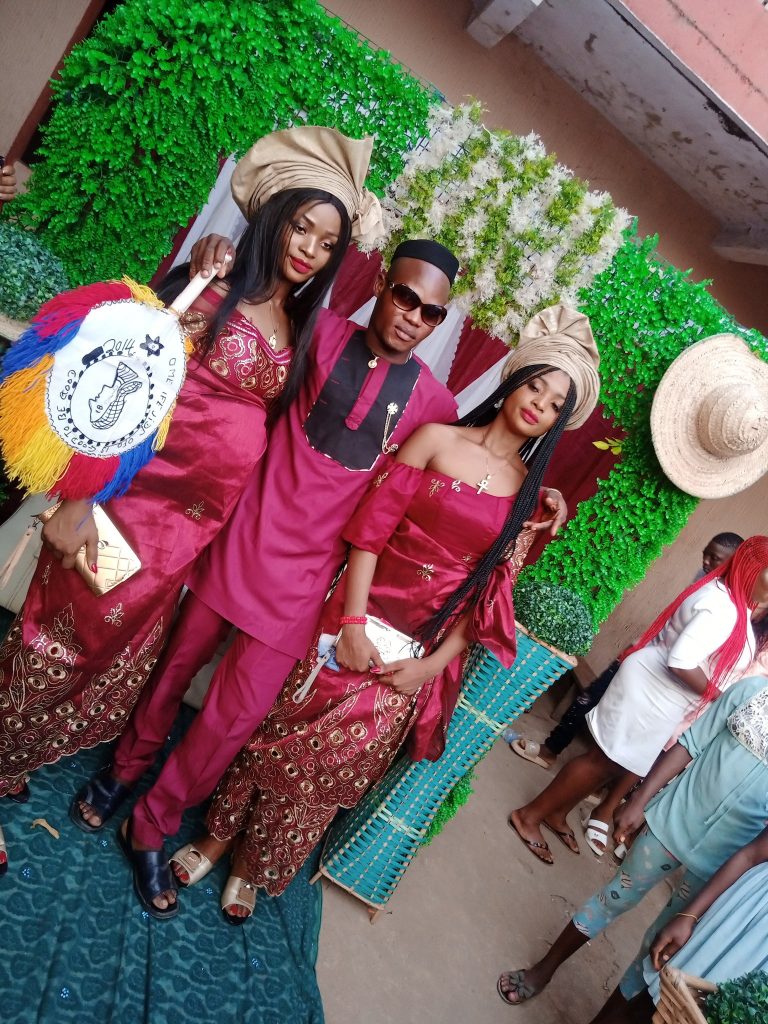 Африканец стал популярным в Сети из-за свадьбы с сестрами-близнецами