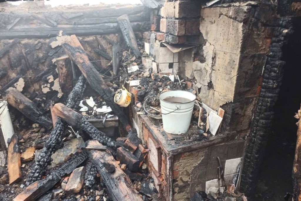 На Харьковщине 5 часов тушили дом: хозяин отравился дымом