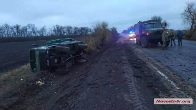 Под Николаевом перевернулся военный грузовик: двое пострадавших