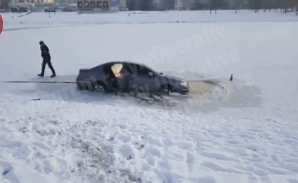 В Киеве авто ушло под лед на озере