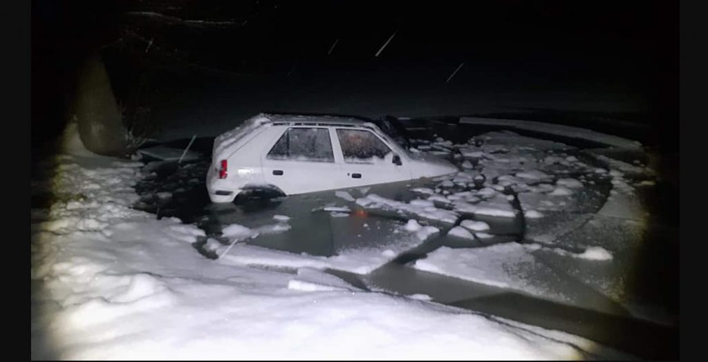 В Словакии женщина 2 часа просидела в авто подо льдом