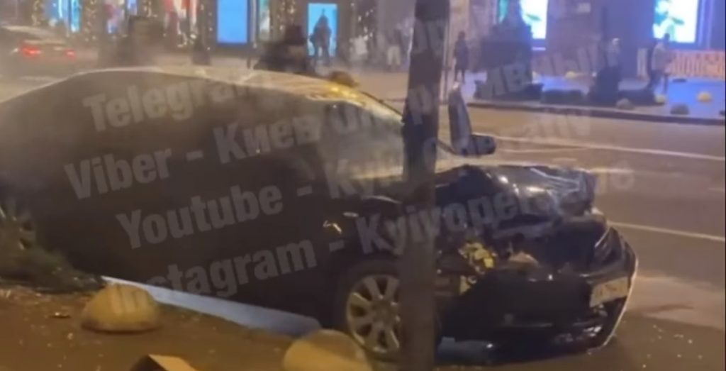 ДТП в столице: у КГГА Toyota протаранила ситилайт