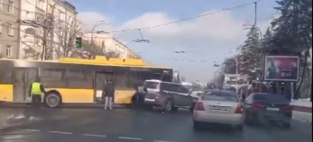 В Киеве на проспекте троллейбус столкнулся с внедорожником