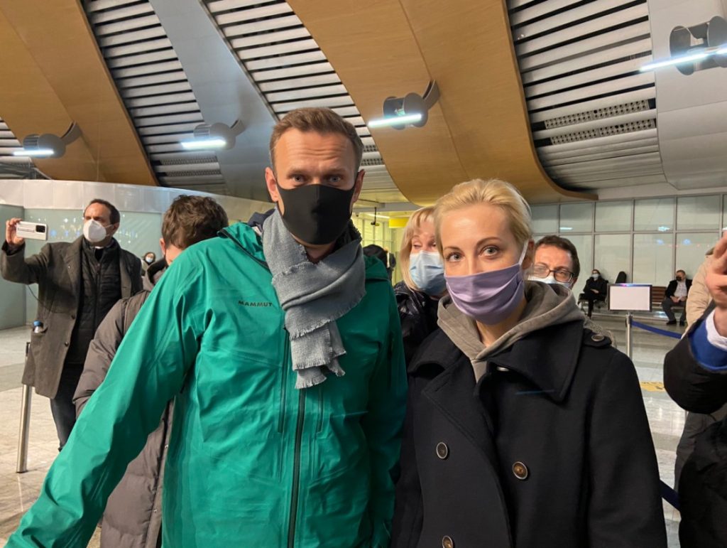 В аэропорту Навального задержала полиция