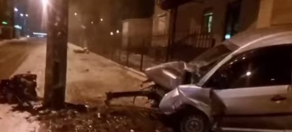 В Киеве заснувший водитель Volkswagen врезался в столб